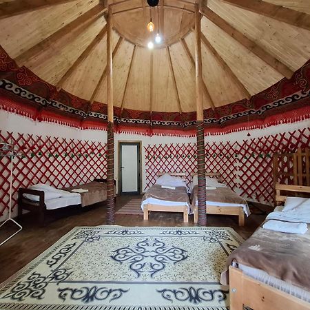 Happy Nomads Yurts & Hostel 卡拉科尔 外观 照片