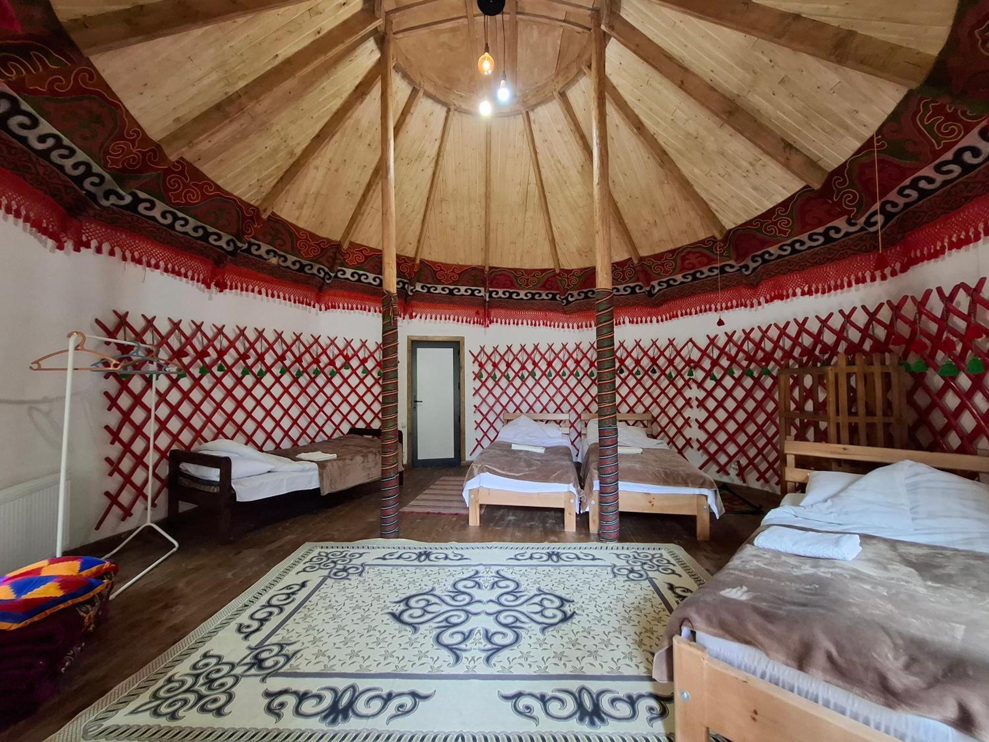 Happy Nomads Yurts & Hostel 卡拉科尔 外观 照片