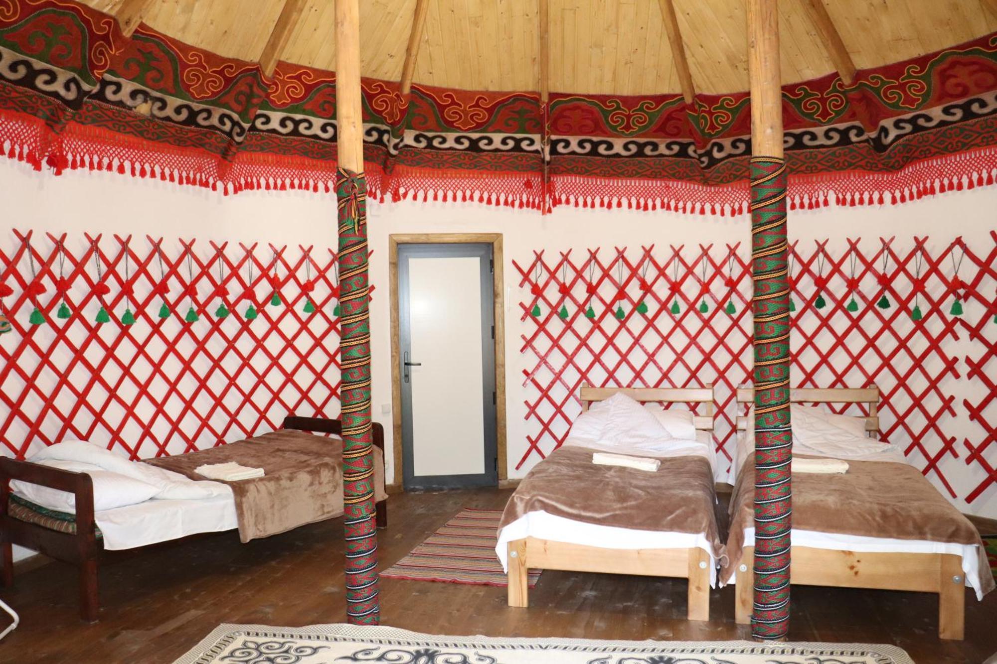 Happy Nomads Yurts & Hostel 卡拉科尔 外观 照片