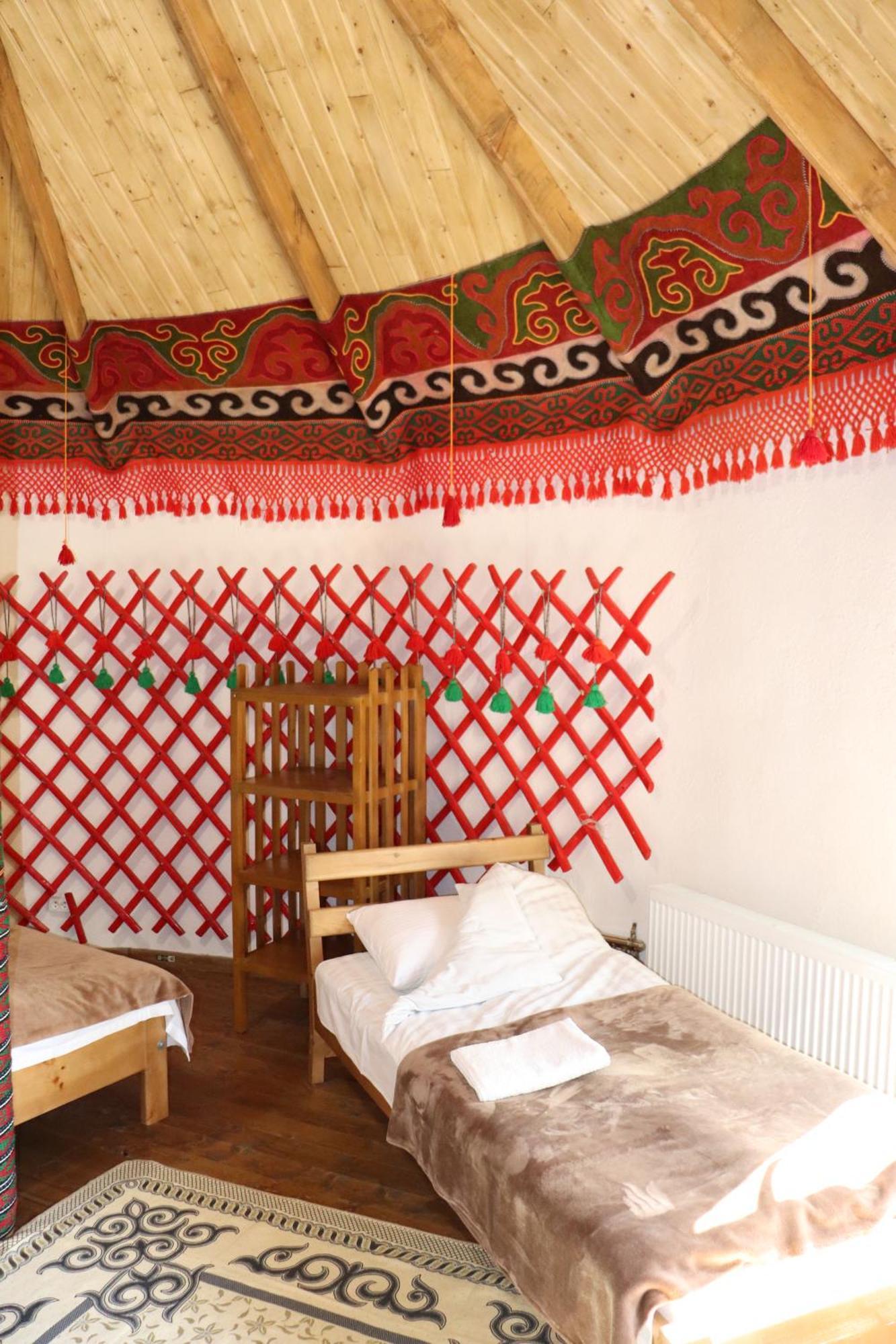 Happy Nomads Yurts & Hostel 卡拉科尔 外观 照片