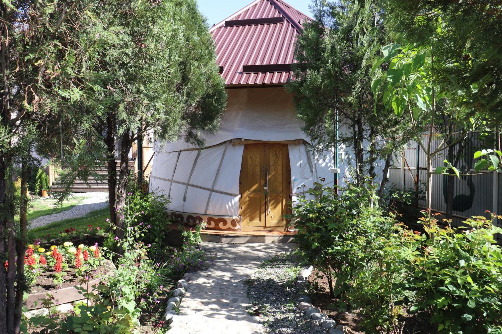 Happy Nomads Yurts & Hostel 卡拉科尔 外观 照片
